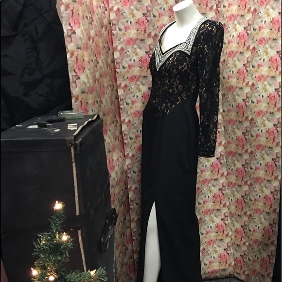 Gorgeous black evening dress.  V-neck pearls. - Picture 7 of 8